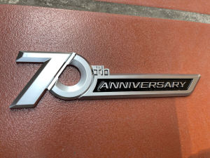 Logo 70 ANNIVERSARY dành cho xe Land Cruiser