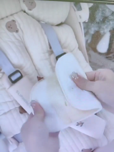 เบาะรองนั่งรถเข็นมีสายคล้องเป็นเข็มขัดนิรภัยสำหรับเด็กทารกแผ่นรองสายคล้องไหล่ปลอกสายเข็มขัด