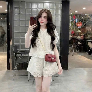 Set đồ nữ đồ mặc hè set thiết kế áo tay ngắn Đũi Ren thêu hoa phối quần short bèo ren 2 lớp