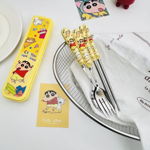 Set Muỗng Đũa Inox 304 Kèm Hộp Hoạt Hình Shin – Kitty – Doraemon | Bộ Muỗng Đũa Cá Nhân Dễ Thương LILA B3TDSHI36