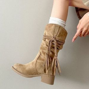 Aokang sang trọng giống như da lộn giữa ủng da dê với tua bện mũi tròn và đế cao su hoàn hảo cho mùa xuân và mùa thu