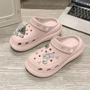 การออกแบบที่ทันสมัยและความสะดวกสบาย รองเท้าแตะหัวโต มีรูประดับเพชร หรูหราด้วยฮาร์ดแวร์ทองคำ นุ่มสวมใส่สบาย