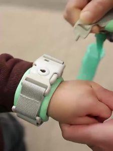🔥Ready Stock🔥Childrens anti lost traction rope childrens babys go out anti lost straps wristbands walking tools safety key models儿童防丢牵引绳小孩宝宝出门防走失背带手环牵遛娃神器安全钥匙款