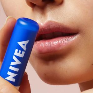 NIVEA Lip Strawberry Shine Caring Lip Balm 4.8g (Pelembap Bibir)