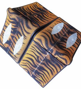 กระเป๋าลายเสือ สีแทนสองมุขคู่ เป็นกระเป๋าแฟชั่น ที่ได้รับความนิยม