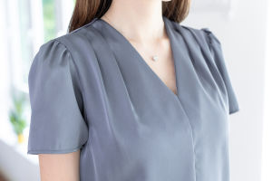 Narinari : MT0601 V-Collar Satin Blouse เสื้อคอวีผ้าซาติน