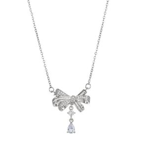 Embrace your inner goddess with this exquisite and fashionforward pearl tassel necklace