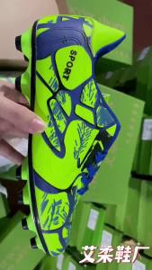 Outdoor childrens long-studded soccer shoes for boys and girls spring and summer models junior high and primary school students turf-studded sports training shoes wholesale