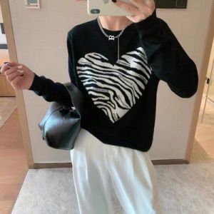 เสื้อไหมพรม คอกลมแขนยาว  แบบสวมหัว ลายหัวใจ สุดน่ารัก Grace_chili 99006