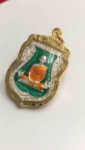 L012 จี้หลวงพ่อรวย วัดตะโก รุ่นเลื่อนสมณศักดิ์ เนื้อกะไหล่เงิน ลงยา สีเขียว กรอบทองไมครอน, ขนาด 3.5X4.5 cm