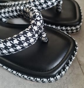 Leora Veddira - Bloomberg - Sandal Wedges Big Size Jumbo - BIG SIZE JUMBO - Hak 4 cm - BS Wedges Jepit Tribal - SANDAL BIG SIZE JUMBO - Sandal Big Size Jumbo Wanita - Sendal Dewasa Perempuan