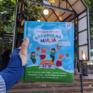 OKALINA - Boardbook Pelajar Muslim Berakhlak Mulia Bonus Poster Mecca Medina Kids Buku Motivasi Anak Sekolah