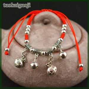 tuokaiguoji กำไลข้อเท้าสีเงินแบบย้อนยุคแนวชนเผ่าสีเงินแบบเรียบง่ายประดับด้วยลูกปัดเชือกสีแดงประดับข้อเท้าสำหรับเด็กผู้หญิง