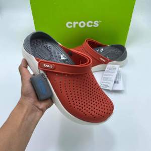Crocs LiteRide Clog สีส้มเทาเข็ม รองเท้าใส่สวย ใช่ดีใช่ทน ทันสมัย กำลังฮิต ใส่เที่ยวทะเล/เล่นน้ำ บางส่วนปวด คลายที่สุขภาพดี ราคาด้วยความสะดวกสบาย