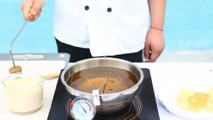 Kirilgu Malaysian Traditional Pie Tee Maker - Wooden-Handle Pai Tee Mould for Fried Snacks (Bakeware Gadget) Q3P9R