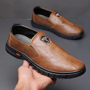 LHshoess สุดปัง รองเท้าคัทชูแฟชั่นสำหรับคุณผู้ชาย ทำจากยางคุณภาพดี น้ำหนักเบา ดูแลง่าย ใส่ได้ทุกโอกาส มีให้เลือก 2 สี ราคาดีคุ้มสุดๆ อยากได้จิ้มตะกร้าเลย
