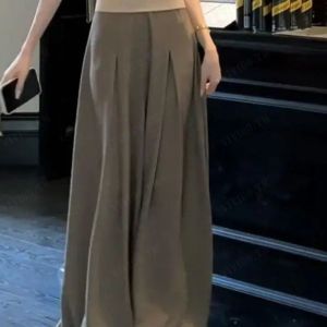 ชุดเสื้อผ้าสไตล์ฝรั่งเศสใหม่สำหรับฤดูร้อน ชุดเสื้อทรงมีดีไซน์ทันสมัยและกางเกงขาสั้นสไตล์แฟชั่น ชุดคู่ความโอ่อ่าอารมณ์ดี