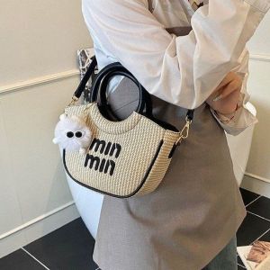 Movi Katie กระเป๋าถือสานหรูหราพร้อมเสน่ห์ขนเฟอร์ที่เป็นเอกลักษณ์เหมาะสำหรับออกนอกบ้านและเสื้อผ้าลำลองในฤดูร้อน