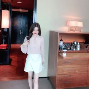 Ammin ชุดเดรสแขนบานปักลายสำหรับผู้หญิงชุดเดรสแขนบานออกผ้าชิฟฟ่อนทรงหลวมอเนกประสงค์คอตั้งแขนยาวฤดูใบไม้ผลิหวานสไตล์เกาหลีฤดูใบไม้ผลิเสื้อผ้าชีฟอง 2024