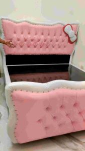 DIVAN SANDARAN KARAKTER HELLO KITTY STALL