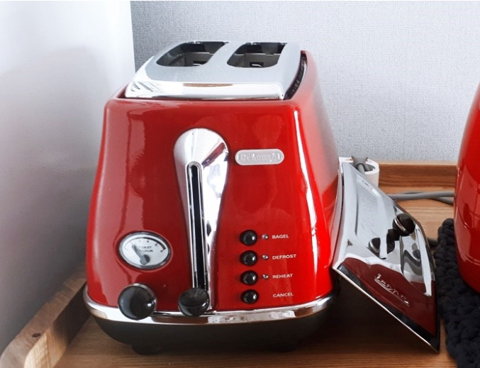 Delonghi red cheap toaster