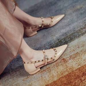 รองเท้าส้นสูงที่มีชีวิตชีวา  ฤดูใบไม้ผลิและฤดูร้อนใหม่รองเท้าแตะผู้หญิงทุกการแข่งขันตาข่ายสีแดงส้นหนา Baotou หมุดย้ำหัวแหลมเฉพาะรองเท้าผู้หญิงแบน