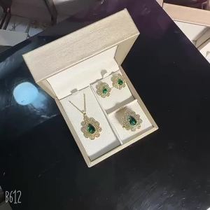 ชุดสามชิ้น ดอกไม้เล็ก แฟชั่นอินเทอร์เน็ตเซเลบริตี้ หรูหรา ขายดีใหม่ แหวน สร้อยคอ จี้ ต่างหู ชุด