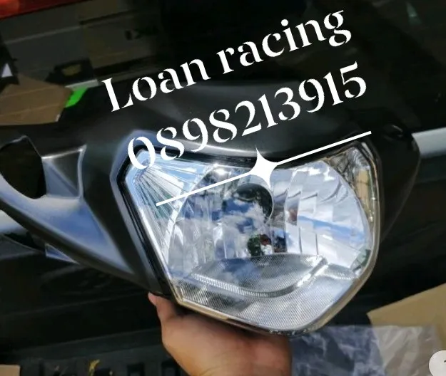 Pha%20%C4%91%C3%A8n%20Suzuki%20Axelo%20h%C3%A0ng%20zin%20ch%C3%ADnh%20h%C3%A3ng%20-%20Image%201