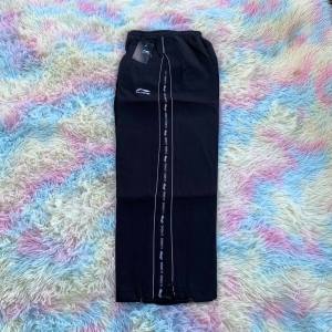 4289#กางเกงผ้าร่มแต่งแถบมี 3 สีดำกรมเทา มีซับในเป็นตาข่ายสีขาว