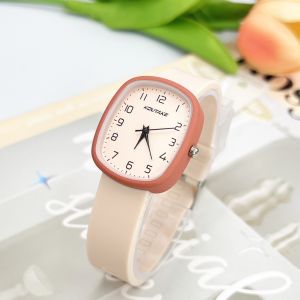 นาฬิกาสี่เหลี่ยมแฟชั่นสำหรับผู้หญิง นาฬิกาควอทซ์สไตล์ฮิตเหมาะสำหรับนักเรียนมัธยมต้นที่จะสวมใส่ระหว่างการสอบ