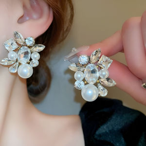 ต่างหูแฟชั่น ต่างหูดีไซน์หรูประดับมุกสีขาว ลุคเรียบหรู ดูแพงทุกมุมกล้อง
