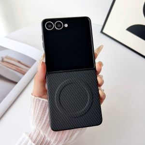 Thinborne เข้ากันได้กับ Samsung Galaxy Z Flip 7 FE Z Flip 6 Z Flip 5 Z กรณีพลิก4 Zflip2 [ระบบชาร์จแม่เหล็ก] [บางเฉียบ] [สไตล์มินิมอล] [พื้นผิวคาร์บอนไฟเบอร์]