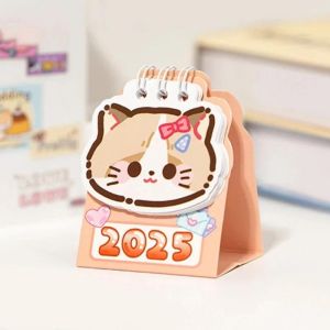 สมุดแพลนเนอร์ลายแมวการ์ตูน2025เครื่องเขียนในโรงเรียนตกแต่งขนาดเล็กตั้งโต๊ะแบบเรียบง่ายปฏิทินโตั้งโต๊ะขนาดเล็กน่ารักของขวัญสำนักงาน