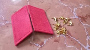 Chi tiết 10 sao ly đồng gắn cổ áo.