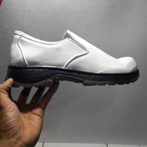 Sepatu Safety Slipon Putih Sepatu Berkualitas sudahn di jahit sekelilingnya