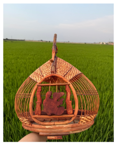 Lồng cu gáy dáng quả đào cửa chữ Phúc chất liệu lan tre mây sơn nước màu cánh gián. Tặng cóng móc.