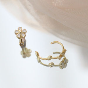 Calcenubes Charming khuyên nụ hoa cho phụ nữ thiết kế tối giản thanh lịch với hoa văn hoa tinh tế hoàn hảo cho trang phục hàng ngày và dịp đặc biệt
