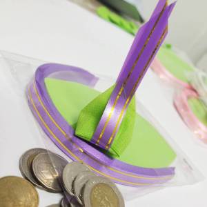 1ถุงห่อได้50เหรียญ ยังไม่รวมกระดาษรองฐาน กระดาษสาห่อเหรียญโปรยทานขนมใส่ไส้ แบบใบไม้ สีเขียวอ่อน ใช้สำหรับห่อเหรียญโปรยทาน งานบุญ งานบวช