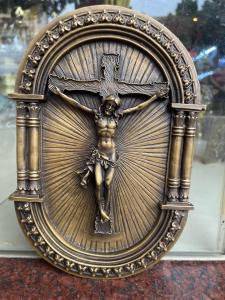 Tượng chúa chịu nạn ốp treo tường bằng đồng hun cao 25cm ngang 17cm nặng 1.5kg