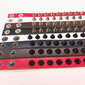 สร้อยข้อมือหนังสไตล์พังก์สำหรับผู้ชายและผู้หญิงสายรัดข้อมือแบบกอธิคพร้อมกระดุมเครื่องประดับแฟชั่นที่ทนทาน