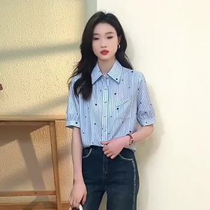 เสื้อชีฟองแขนสั้นสำหรับผู้หญิงพิมพ์ลายเสื้อแฟชั่นเกาหลีแฟชั่นสไตล์เข้ากับทุกชุดเสื้อแขนสั้นผ้า ชุดเสื้อแขนสั้นผ้าชีฟองลายที่มีความสูงสุดสำหรับฤดูร้อน 2024 ซึ่งมีรูปหน้าที่ค