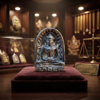 รูปจากผู้ขายบน Lazada: พระกำแพงซุ้มกอ กรุวัดหนองพิกุล พระซุ้มกอพิมพ์ใหญ่ ข้างกนก เนื้อดินเผา ส่งตรงปก D708 ตั้งราคา ฿133