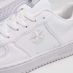 Sneakers Pria Wanita Polos Putih Kulit Asli Gaya Rapi