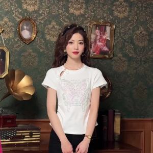 เสื้อเบลาส์ผู้หญิงพิมพ์ลายตัวอักษรเสื้อเบลาส์สง่างามแบบลำลองสำหรับฤดูร้อนลูกปัดผีเสื้อคอกลมหัวเข็มขัดแนววินเทจเสื้อยืดผ้าฝ้ายฤดูร้อน