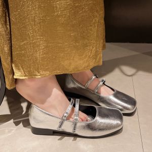 【i Fashion Shoes】จัดส่งด่วนสุดในกรุงเทพ! รองเท้าแมรี่เจนส้นแบนผู้หญิงหัวเหลี่ยมสีเงินสีดำสีน้ำตาลทันสมัยและใช้งานได้หลากหลาย