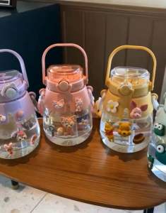 ขวดน้ำสำหรับเด็กแบบใส ขวดน้ำขนาด 1300 ml แถมฟรีสติ๊กเกอร์ 3D‼️ ขวดน้ำสำหรับพกพา สุดน่ารัก พร้อมสายคล้องคอ