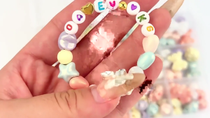 ลูกปัดสเปซเซอร์อะคริลิคเม็ดกลมลูกปัดพร้อมรูหัวใจลูกปัดฝีมือ DIY ลูกปัดหลากสีสำหรับทำสร้อยข้อมืออัญมณี