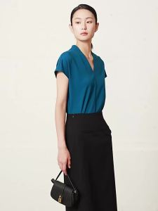 AMII Minimalism 2026 Summer Womens T-shirt Classic Style Casual V-neck Short Sleeve Solid Stretch Female Tops & Tees 123120132026