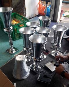 แจกันสแตนเลส สีเงิน และสีทอง มีแบบฐานเหลี่ยม ฐานกลม ใช้จัดดอกไม้