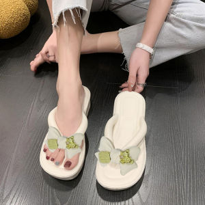 Tsion ใหม่ รองเท้าแตะแฟชั่นหูหนีบเสริมส้น รุ่นนี้มีมาให้เลือกถึง 4 สี แต่ละสีสวยมากๆ แถมความจึ้งด้วยน้องโบว์สุดน่ารัก สาวๆห้ามพลาดแล้วน้า